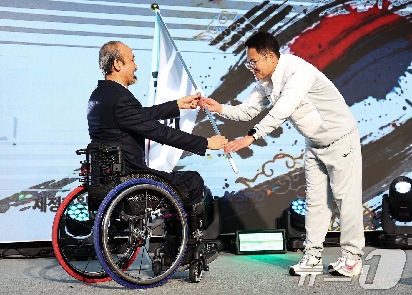 (서울=뉴스1) 김도우 기자 = 정진완 대한장애인체육회장이 2일 서울 송파구 올림픽파크텔에서 열린 2026 밀라노·코르티나담페초 동계 패럴림픽 대한민국 선수단 결단식에서 양오열 선 …