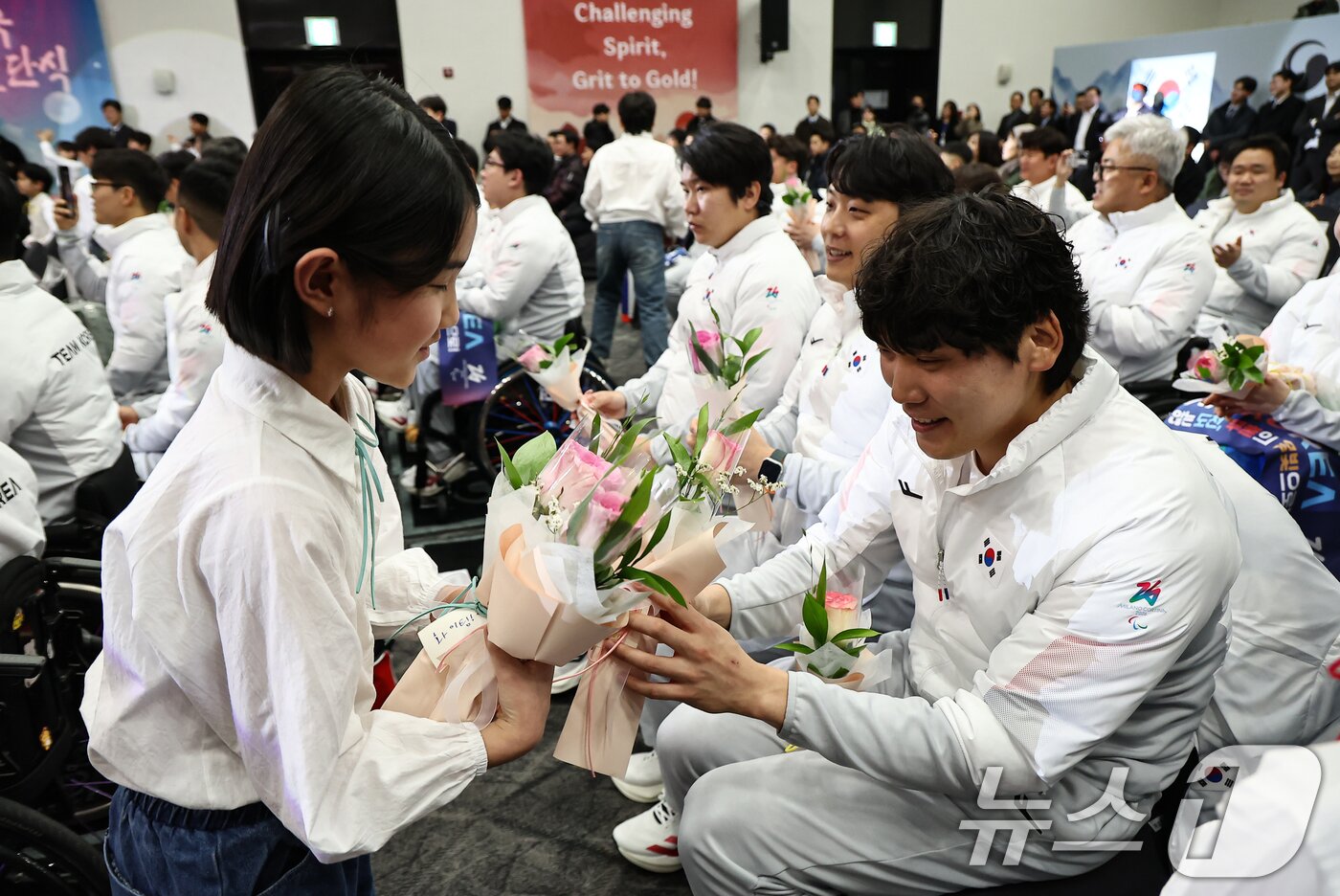 본문 이미지 - 2일 서울 송파구 올림픽파크텔에서 열린 2026 밀라노·코르티나담페초 동계 패럴림픽 대한민국 선수단 결단식에서 선수들이 어린이들에게 꽃을 받고 있다. 2026.2.2/뉴스1 ⓒ News1 김도우 기자