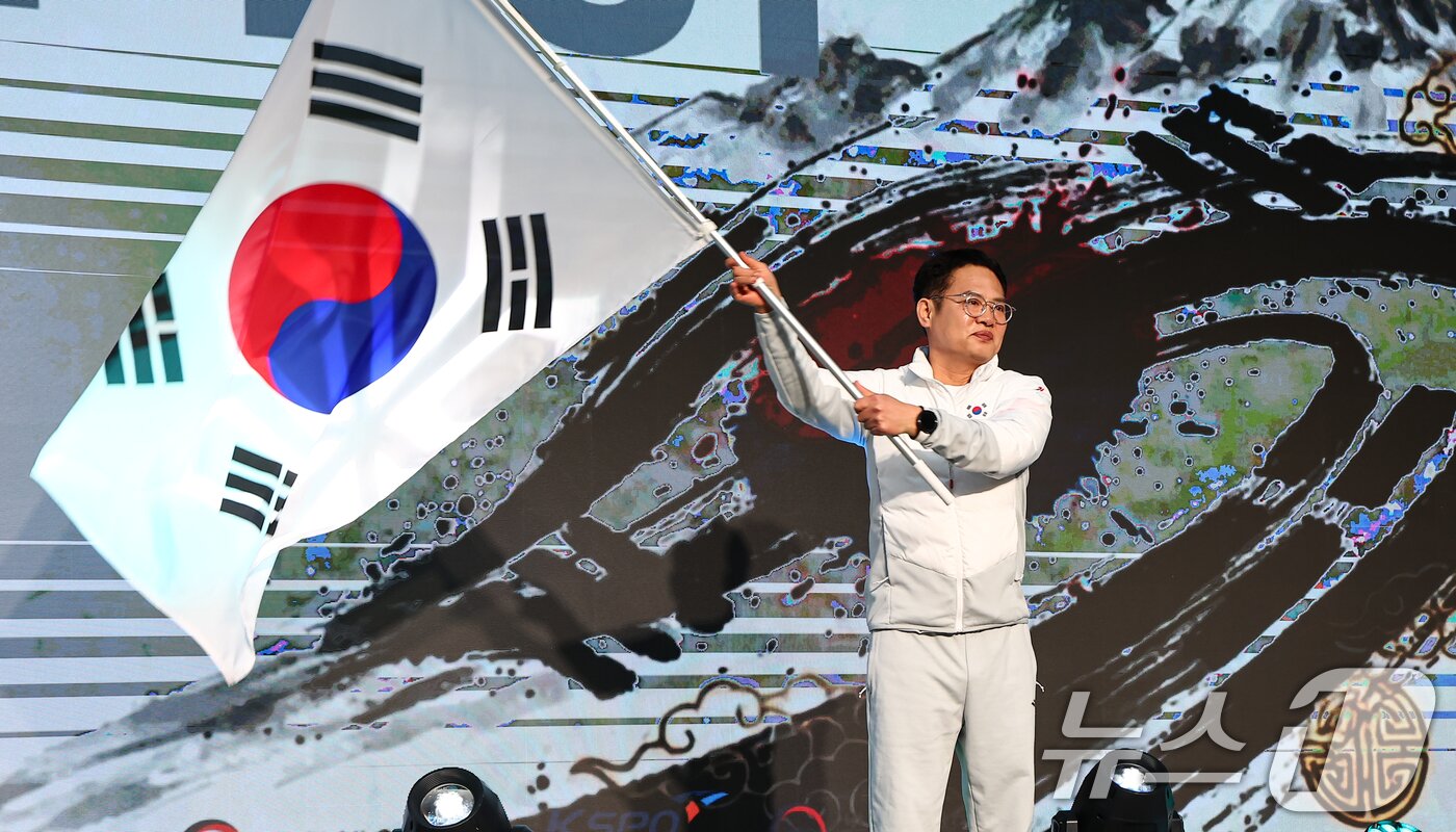 본문 이미지 - 양오열 선수단장이 2일 서울 송파구 올림픽파크텔에서 열린 2026 밀라노·코르티나담페초 동계 패럴림픽 대한민국 선수단 결단식에서 정진완 대한장애인체육회장에게 단기를 받은 후 흔들고 있다. 2026.2.2/뉴스1 ⓒ News1 김도우 기자