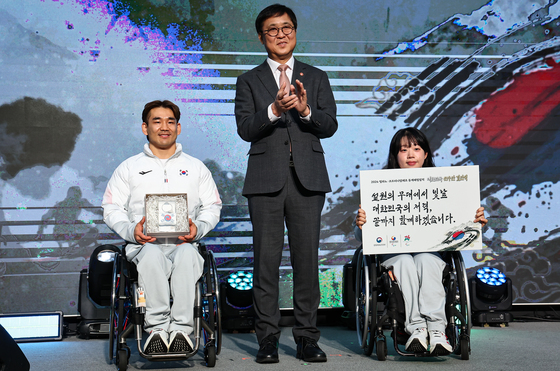 최휘영 장관, 패럴림픽 선수단에 격려선물 전달