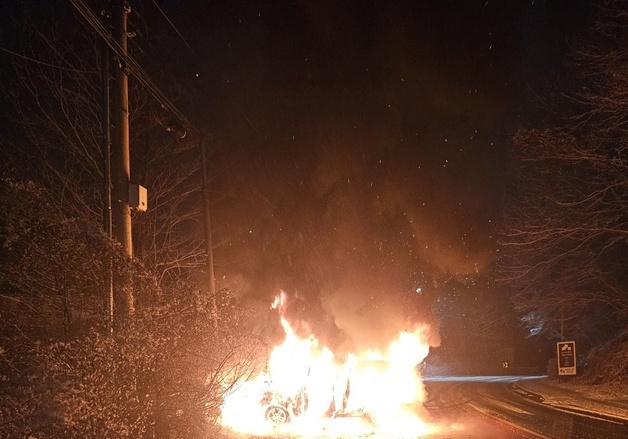 눈길에 미끄러진 승용차 전신주 충돌 후 화재…엔진룸 발화 추정