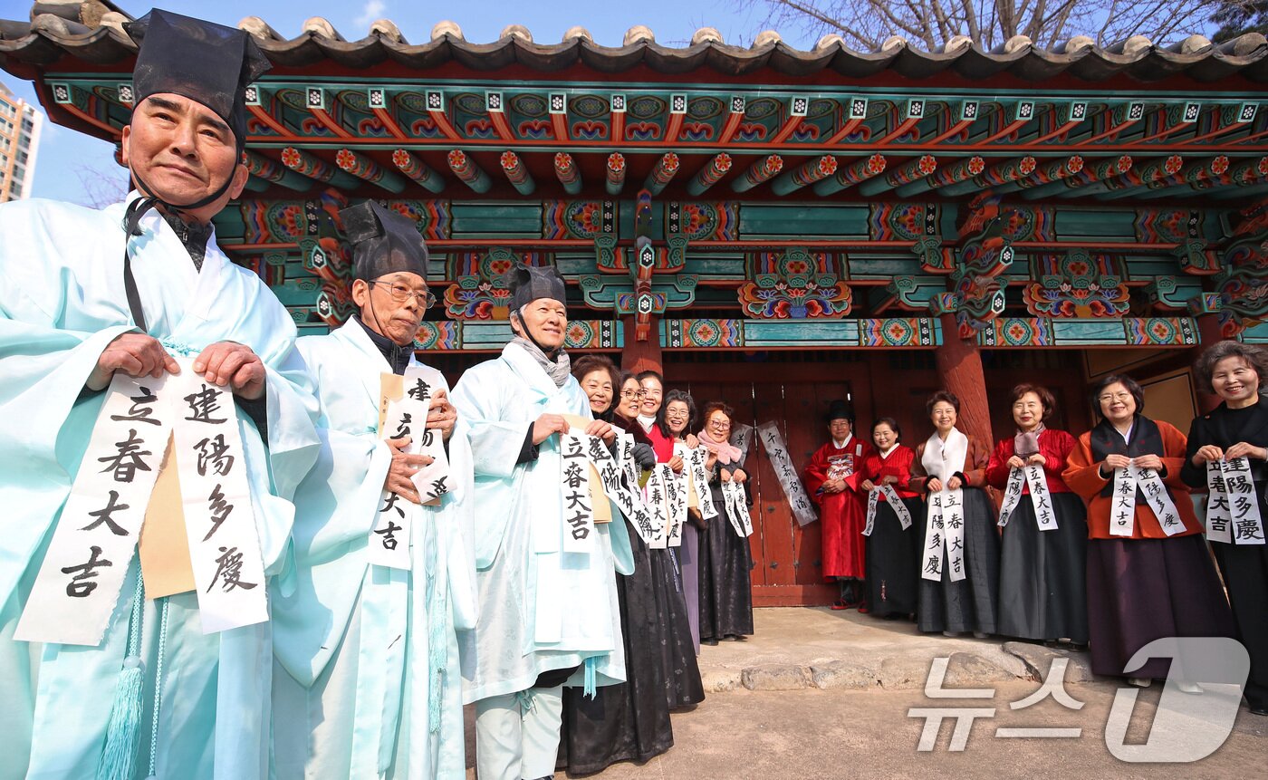 본문 이미지 - 절기상 입춘(立春)을 이틀 앞둔 2일 오후 부산 동래향교에서 지역 유림 대표들이 입춘첩을 대문에 붙이고 있다. 2026.2.2/뉴스1 ⓒ News1 윤일지 기자