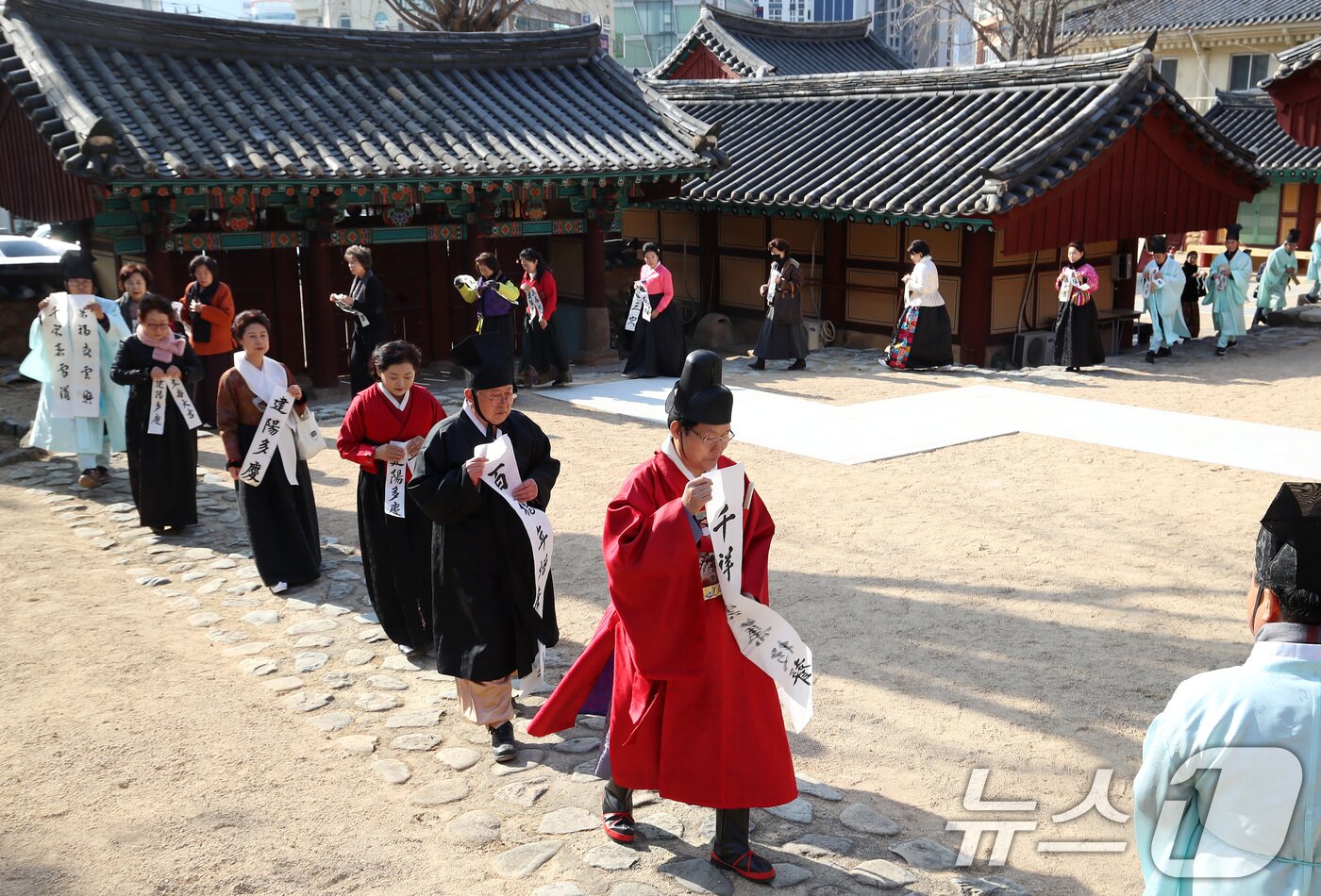 본문 이미지 - 절기상 입춘(立春)을 이틀 앞둔 2일 오후 부산 동래향교에서 지역 유림 대표들이 입춘첩을 들고 고유 전통의식을 하고 있다. 2026.2.2/뉴스1 ⓒ News1 윤일지 기자