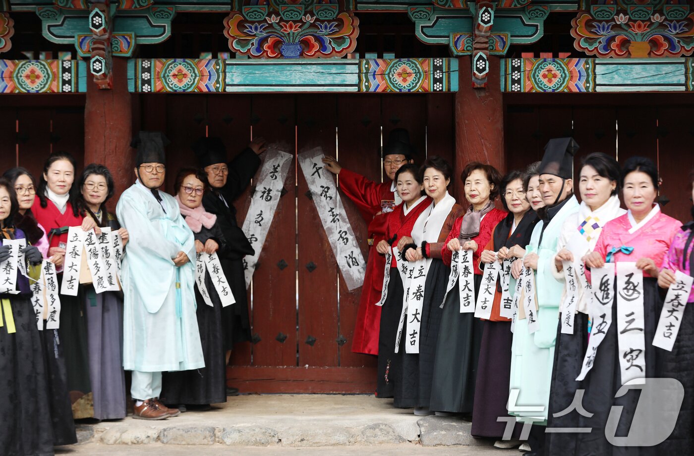 본문 이미지 - 절기상 입춘(立春)을 이틀 앞둔 2일 오후 부산 동래향교에서 지역 유림 대표들이 입춘첩을 대문에 붙이고 있다. 2026.2.2/뉴스1 ⓒ News1 윤일지 기자