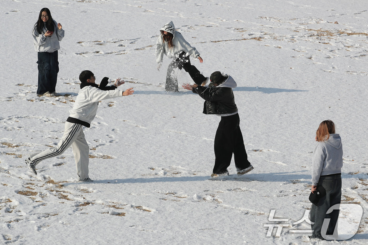 (경산=뉴스1) 공정식 기자 = 밤사이 눈이 내린 2일 오전 경북 경산시 영남대 운동장에서 외국인 유학생들이 눈싸움을 하고 있다. 2026.2.2/뉴스1