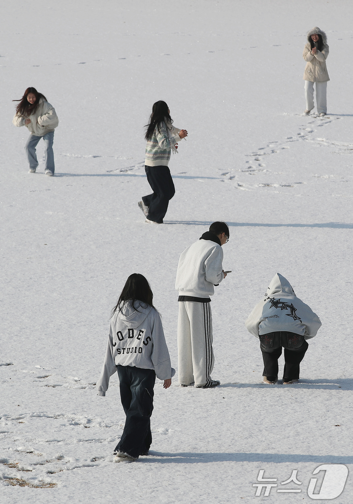 (경산=뉴스1) 공정식 기자 = 밤사이 눈이 내린 2일 오전 경북 경산시 영남대 운동장에서 외국인 유학생들이 눈싸움을 하고 있다. 2026.2.2/뉴스1