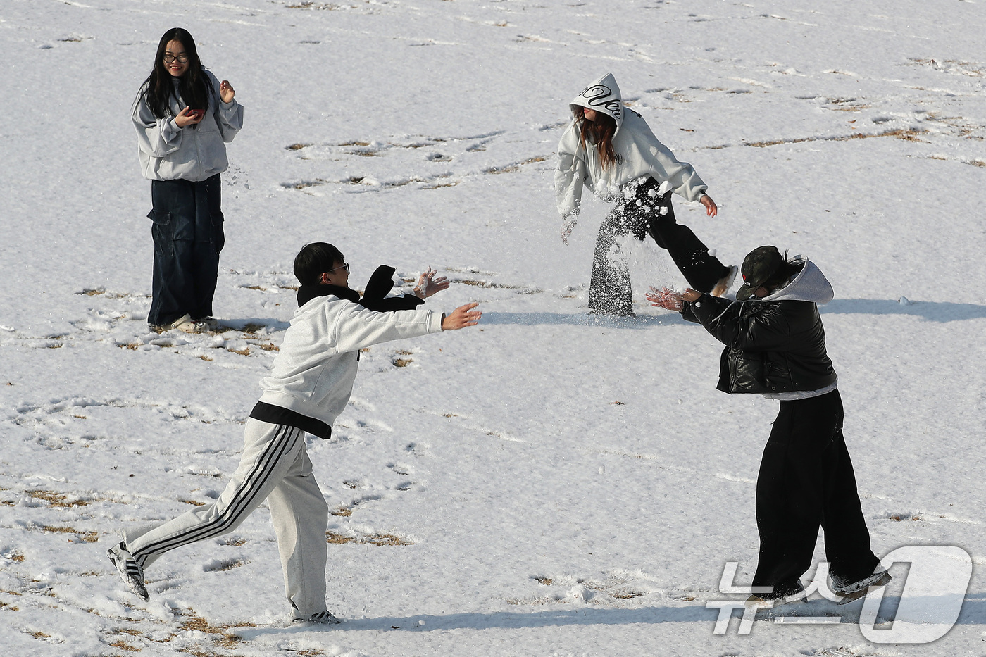 (경산=뉴스1) 공정식 기자 = 밤사이 눈이 내린 2일 오전 경북 경산시 영남대 운동장에서 외국인 유학생들이 눈싸움을 하고 있다. 2026.2.2/뉴스1