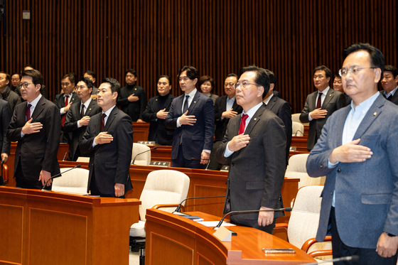 국힘 의총, 장동혁에 "韓제명 설명" 요구 빗발…친한계는 아직 잠잠