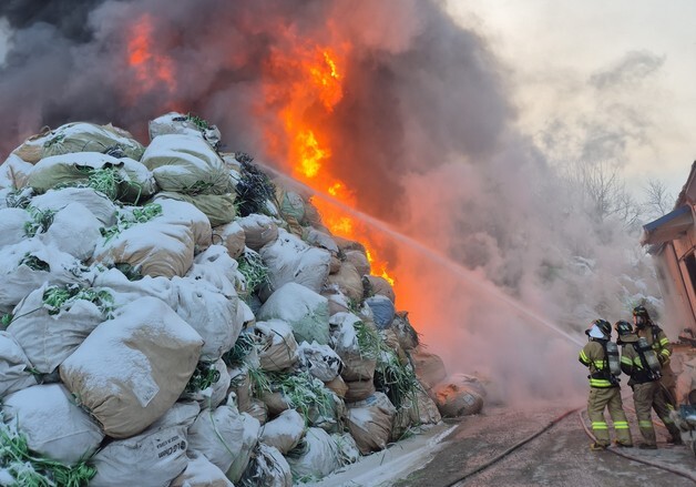 음성에서 또…이번엔 플라스틱 원료 공장서 불, 인명피해 없어