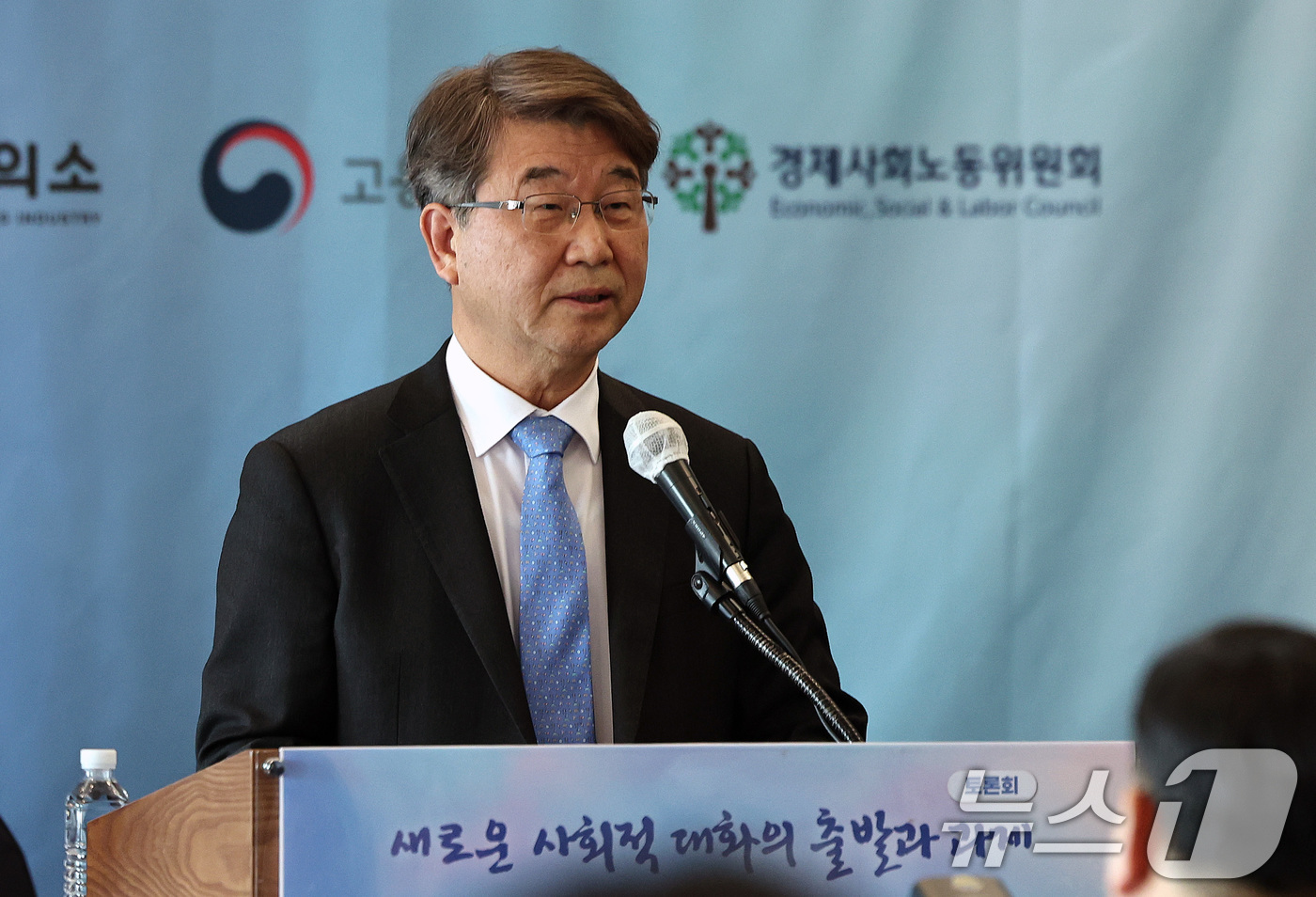(서울=뉴스1) 구윤성 기자 = 김지형 경제사회노동위원회(경사노위) 위원장이 2일 오후 서울 중구 한국프레스센터에서 '새로운 사회적 대화의 출발과 과제'를 주제로 열린 노사정 토론 …