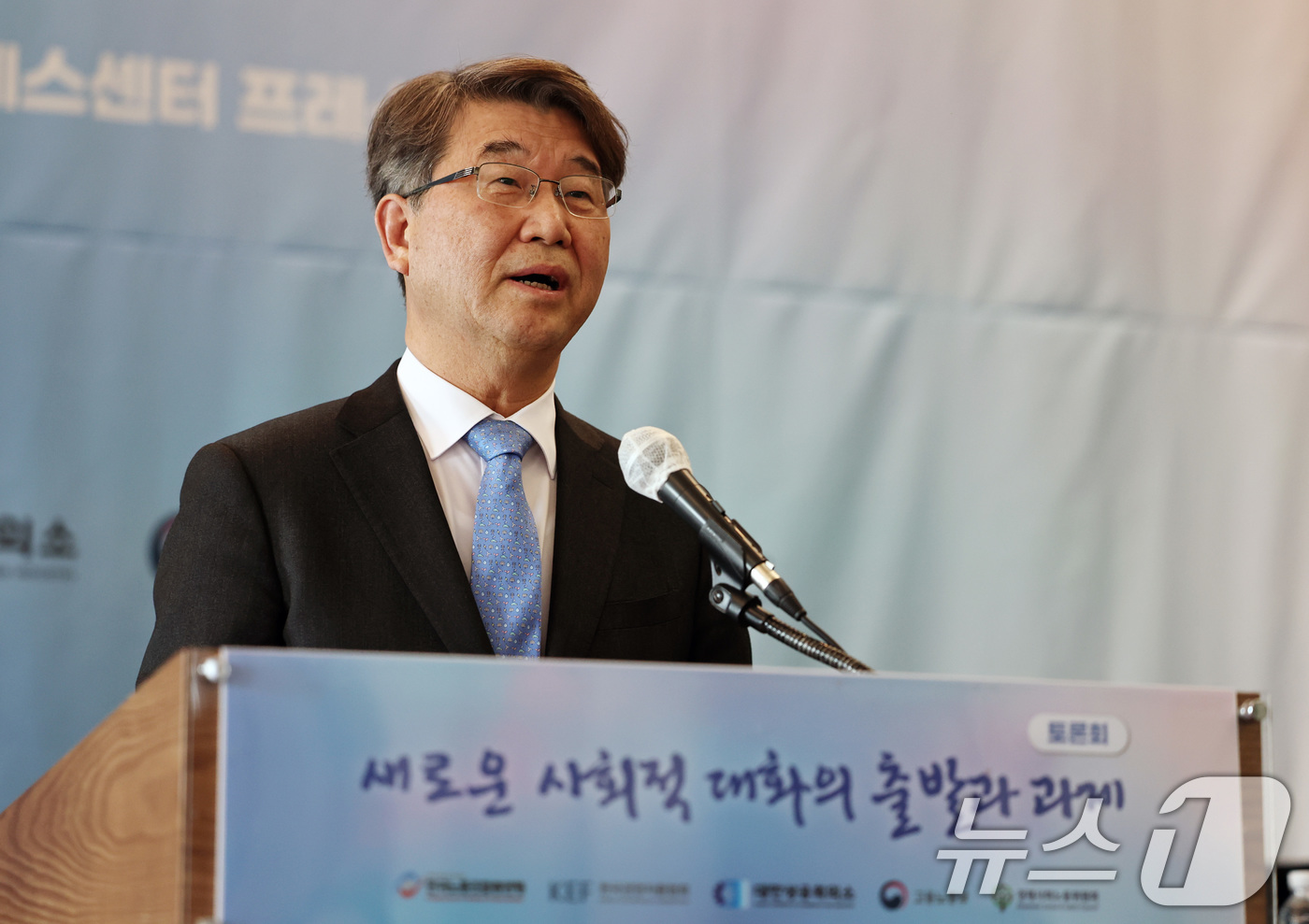 (서울=뉴스1) 구윤성 기자 = 김지형 경제사회노동위원회(경사노위) 위원장이 2일 오후 서울 중구 한국프레스센터에서 '새로운 사회적 대화의 출발과 과제'를 주제로 열린 노사정 토론 …