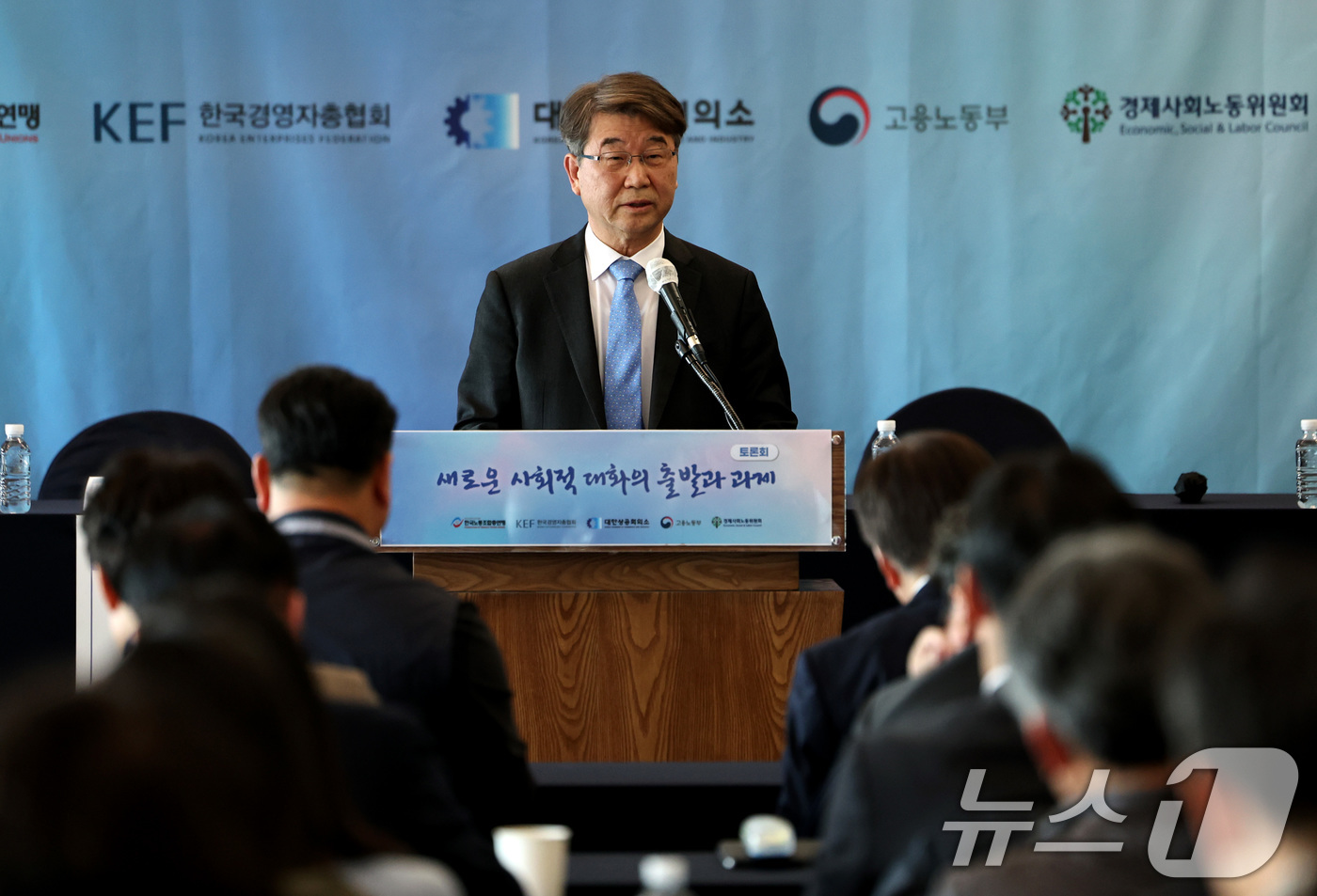 (서울=뉴스1) 구윤성 기자 = 김지형 경제사회노동위원회(경사노위) 위원장이 2일 오후 서울 중구 한국프레스센터에서 '새로운 사회적 대화의 출발과 과제'를 주제로 열린 노사정 토론 …
