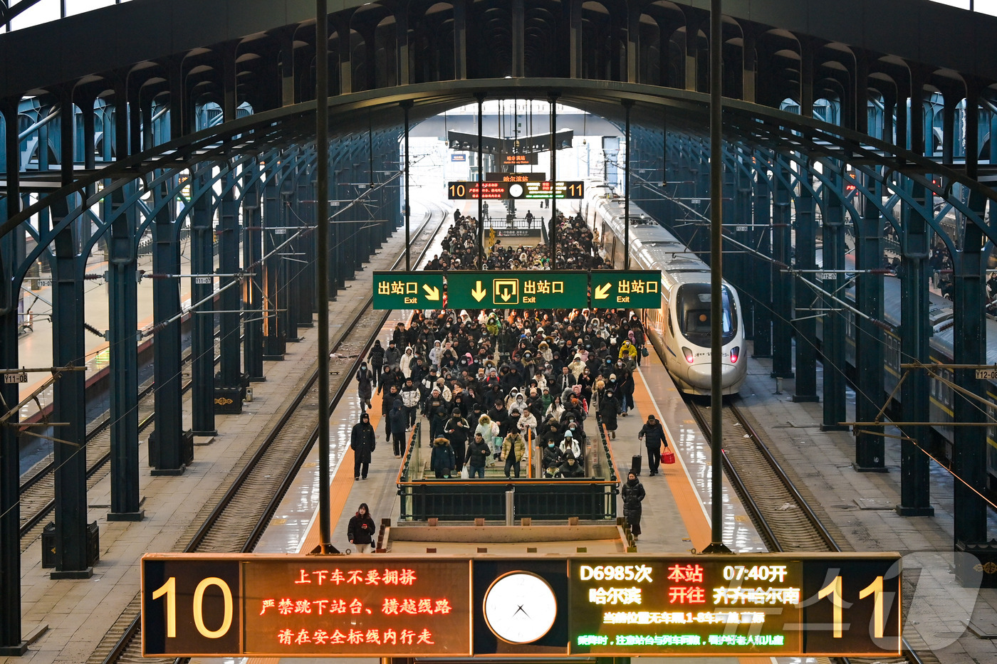 (베이징 신화=뉴스1) 권영미 기자 = 2일 중국 북동부 헤이룽장성 하얼빈시에 위치한 하얼빈역 승강장을 가득 메운 승객들. 중국은 2026년 춘제(중국의 설) 15일 전인 이날부터 …