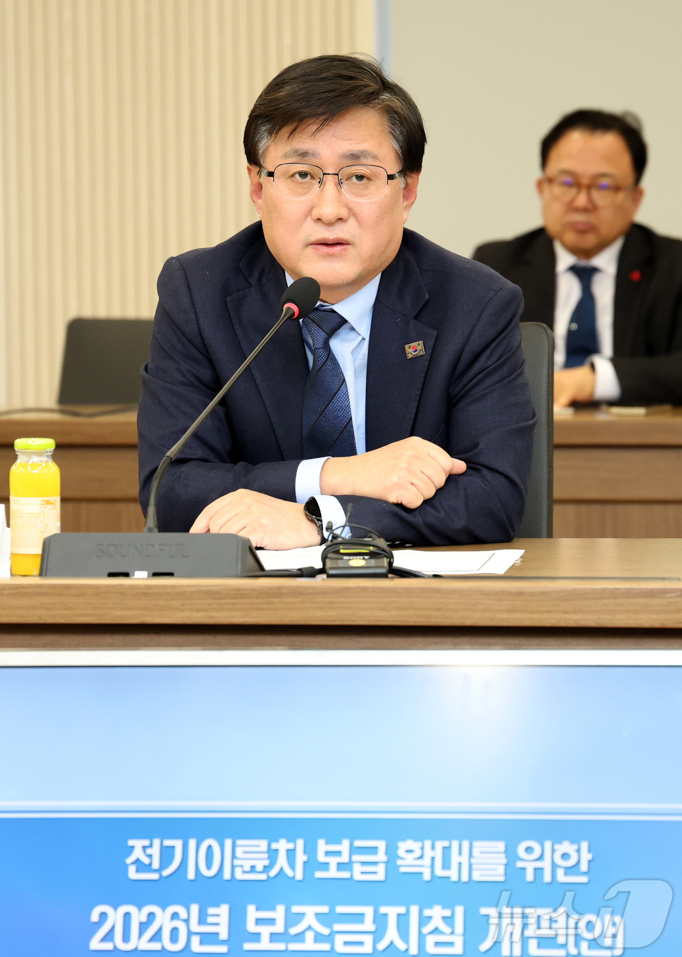 (세종=뉴스1) 김기남 기자 = 김성환 기후에너지환경부 장관이 2일 오후 세종시 정부세종청사에서 열린 전기이륜차 보급 확대를 위한 2026년 보조금지침 개편(안)을 논의하기 위해 …