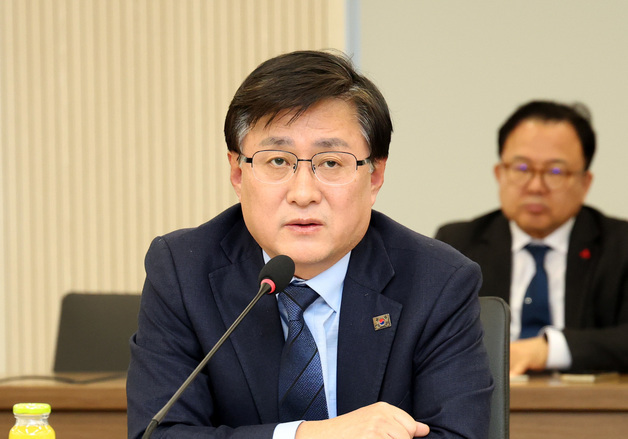 전기이륜차 업계 관계자들과 의견 나누는 김성환 기후에너지환경부 장관