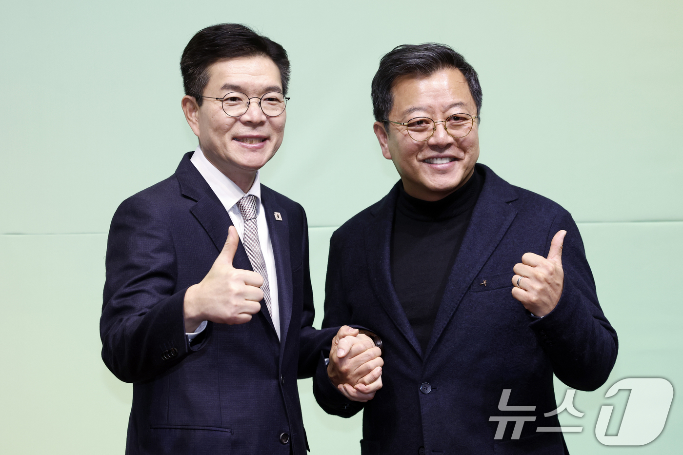 (서울=뉴스1) 박정호 기자 = 정원오 성동구청장이 2일 오후 서울시 성동구 왕십리광장로 디노체컨벤션웨딩홀에서 가진 ‘매우 만족 정원오입니다’ 출판기념회에 참석한 배우 이기영 씨와 …