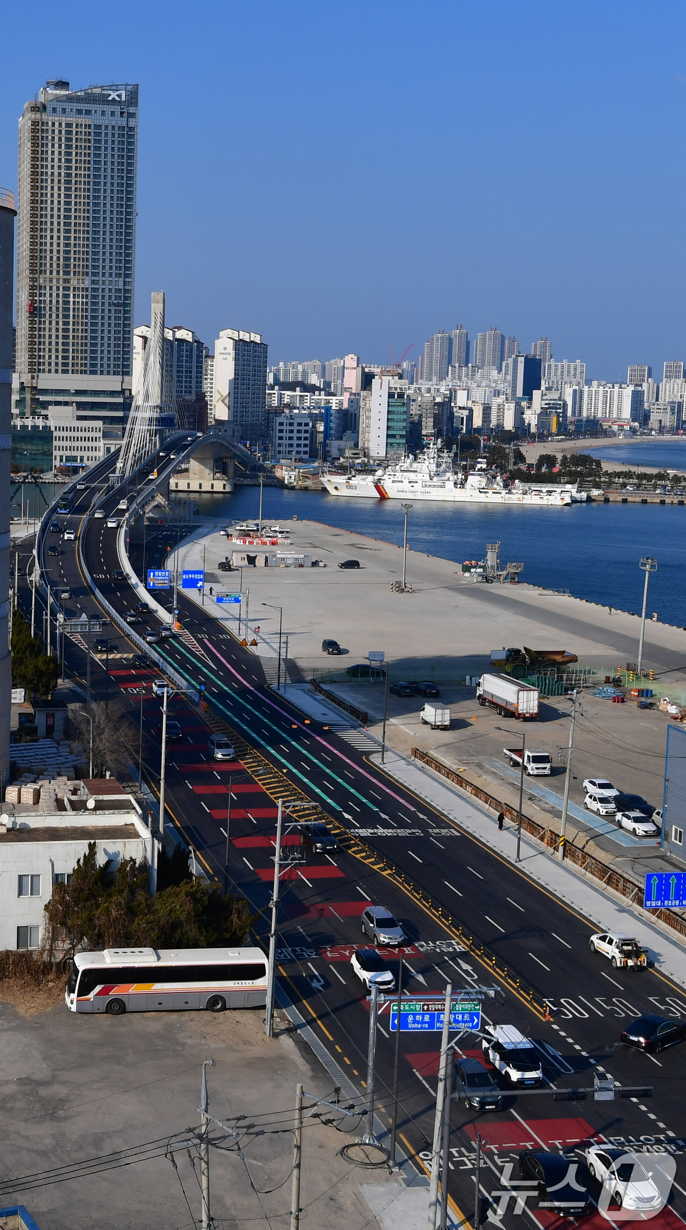 (포항=뉴스1) 최창호 기자 = 2일 오후 경북  포항시 송도동(송도해수욕장)과 북구 항구동(영일대해수욕장)을 연결하는 해오름대교가 개통되자 차량들이 줄지어 이동하고 있다. 202 …