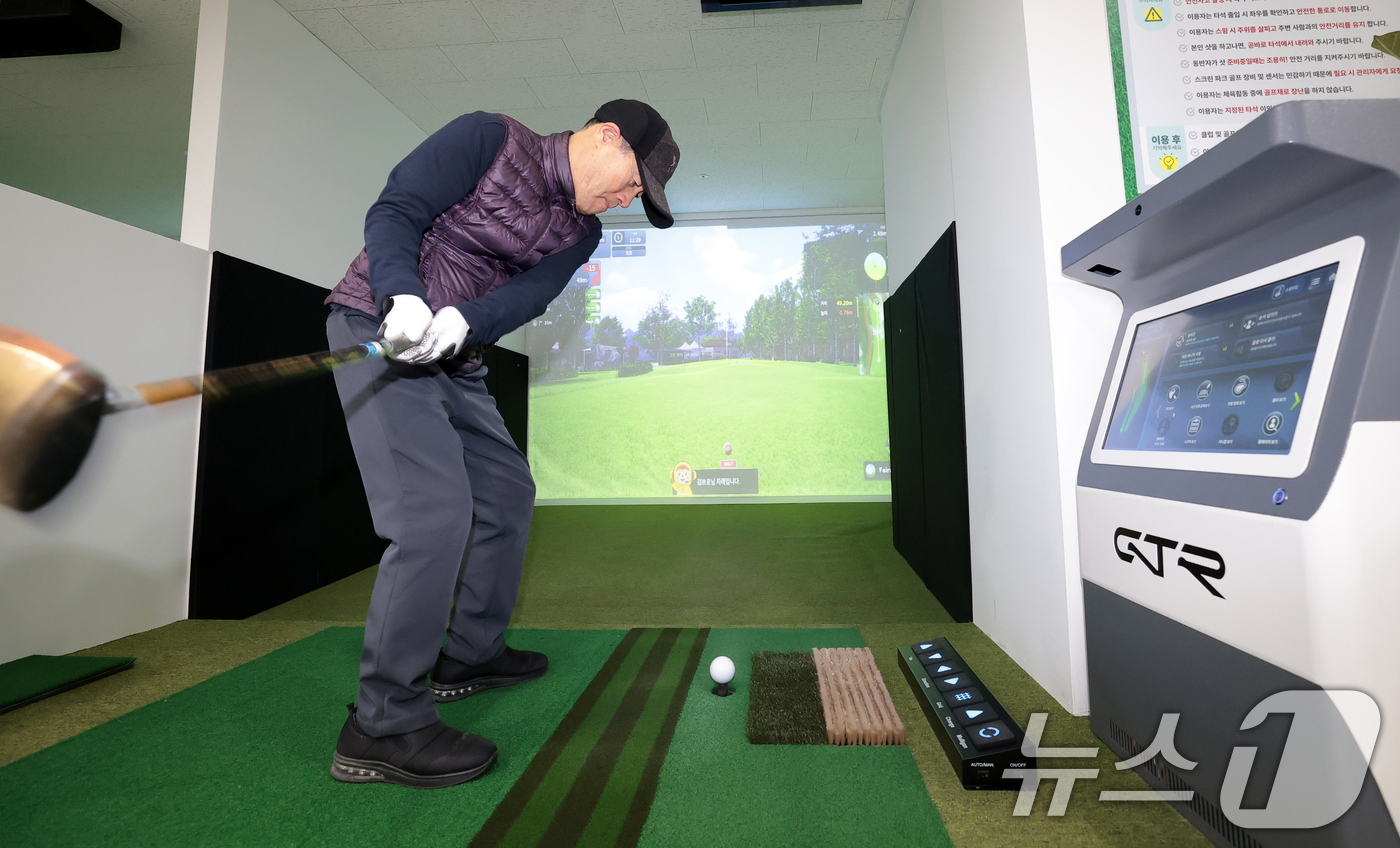 (서울=뉴스1) 권현진 기자 = 2일 정식 개장한 강북권 최초의 구립 스크린파크골프장인 성북구 지하철 6호선 석계역 내 스크린 파크골프장에서 한 주민이 파크골프를 즐기고 있다. 2 …