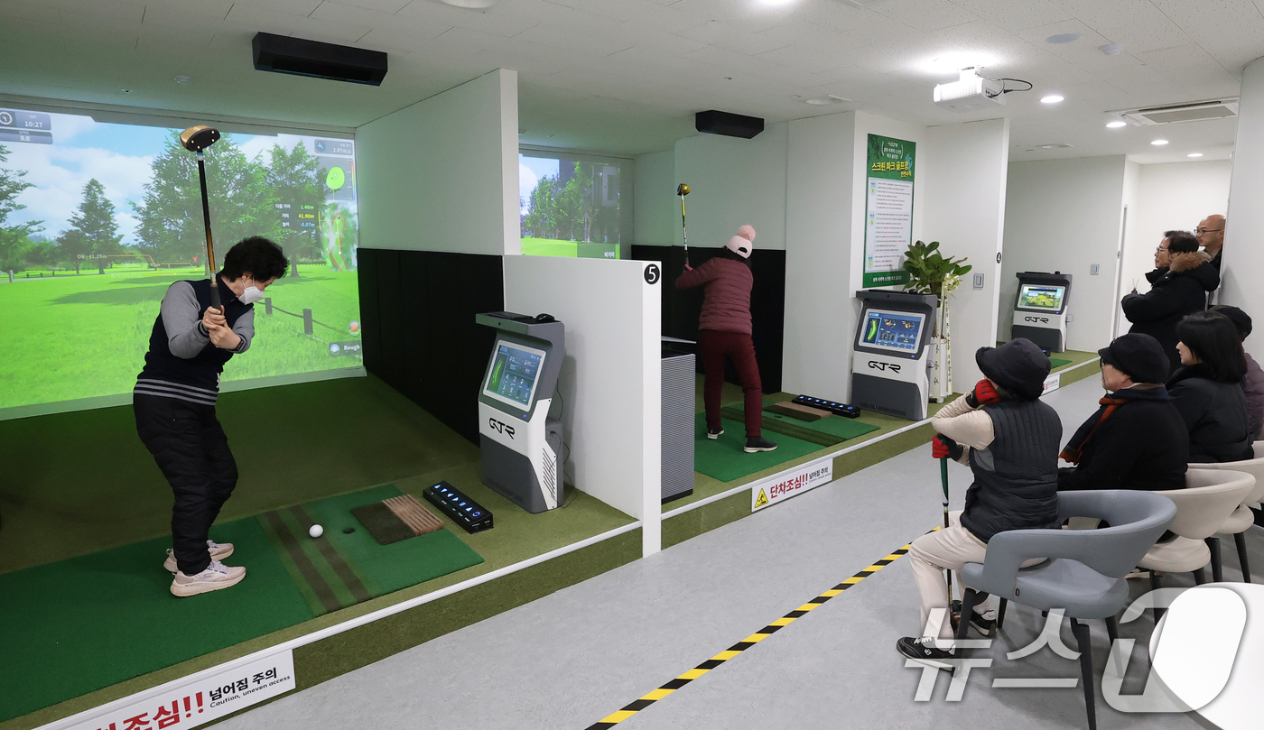 (서울=뉴스1) 권현진 기자 = 2일 정식 개장한 강북권 최초의 구립 스크린파크골프장인 성북구 지하철 6호선 석계역 내 스크린 파크골프장에서 주민들이 파크골프를 즐기고 있다. 20 …