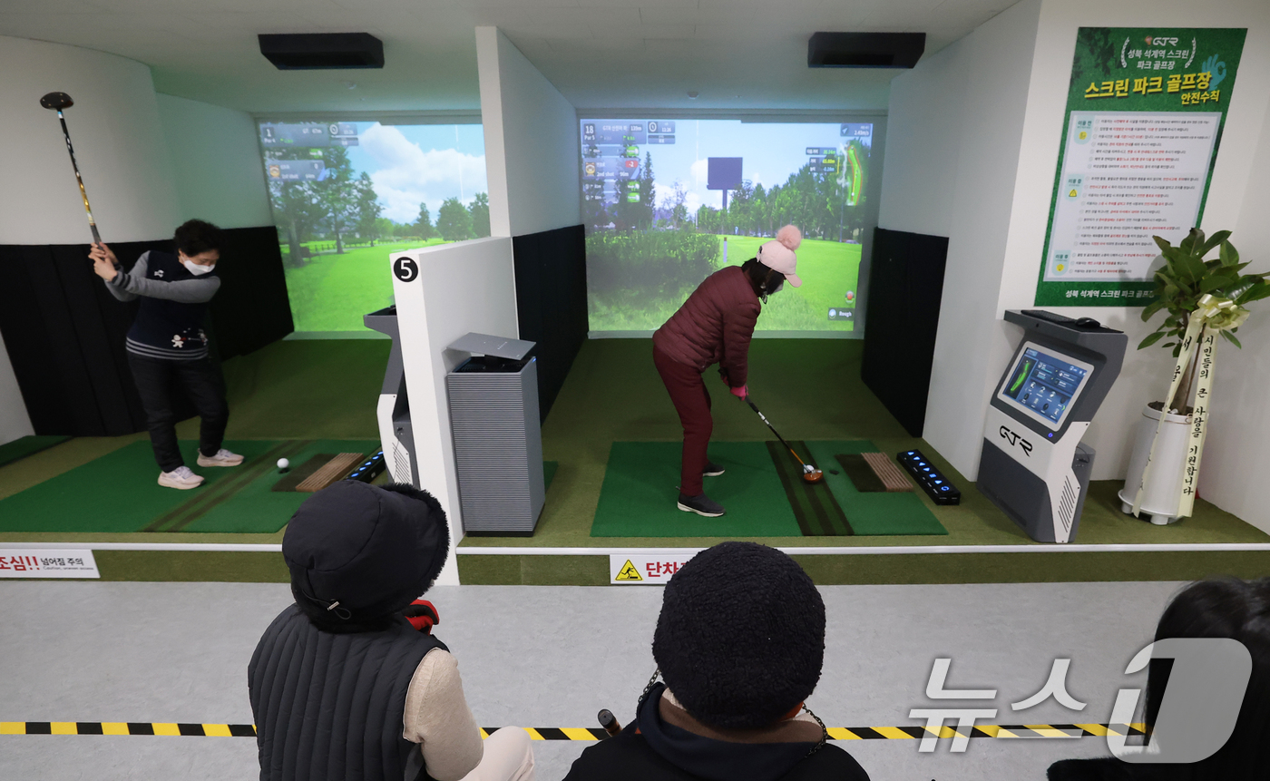 (서울=뉴스1) 권현진 기자 = 2일 정식 개장한 강북권 최초의 구립 스크린파크골프장인 성북구 지하철 6호선 석계역 내 스크린 파크골프장에서 주민들이 파크골프를 즐기고 있다. 20 …