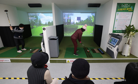 강북권 첫 구립 스크린파크골프장 개장…주민들 '활짝'