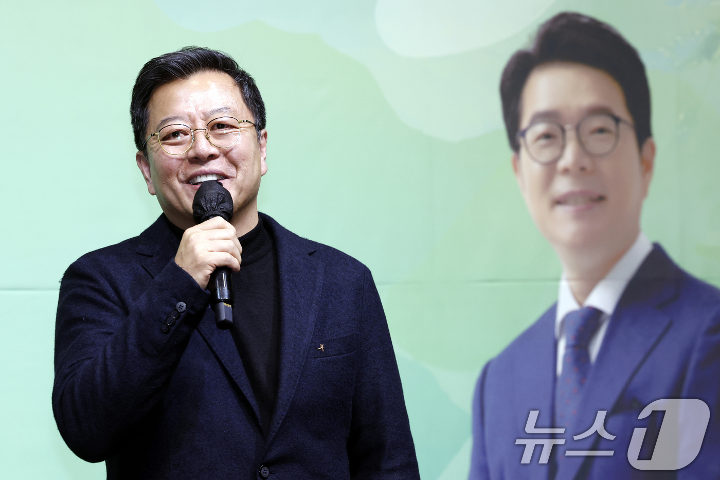 (서울=뉴스1) 박정호 기자 = 배우 이기영 씨가 2일 오후 서울시 성동구 왕십리광장로 디노체컨벤션웨딩홀에서 열린 정원오 성동구청장의 저서 ‘매우 만족 정원오입니다’ 출판기념회에 …