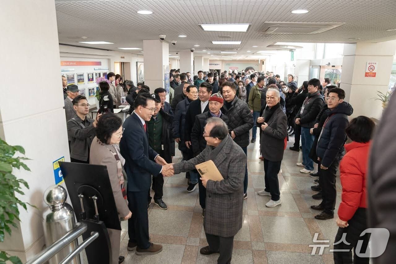 본문 이미지 - 저자 이완섭 서산시장 부부가 북 콘서트장을 찾아온 시민들과 악수하고 있다.(이 시장 페이스북 캡처. 재판매 및 DB금지)2026.2.2/뉴스1