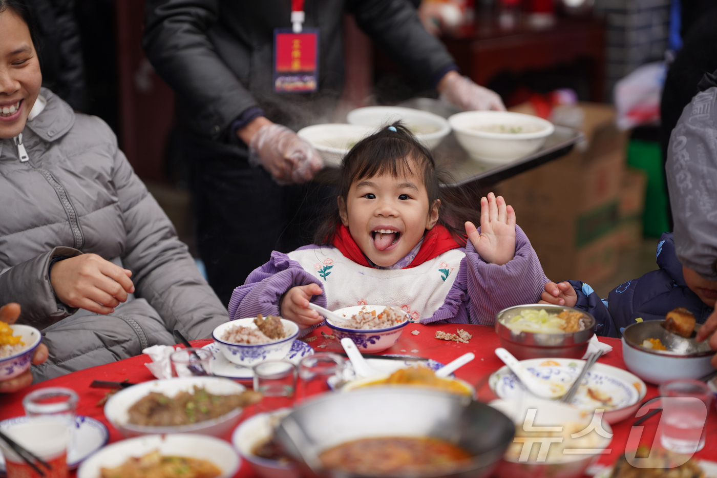 (징강산시 신화=뉴스1) 권영미 기자 = 1일 중국 동부 장시성 징강산시 셴산촌에서 열린 춘제(중국 설) 대축제 행사에서 마을 주민들이 연회를 즐기고 있다. 2026.02.01.ⓒ …