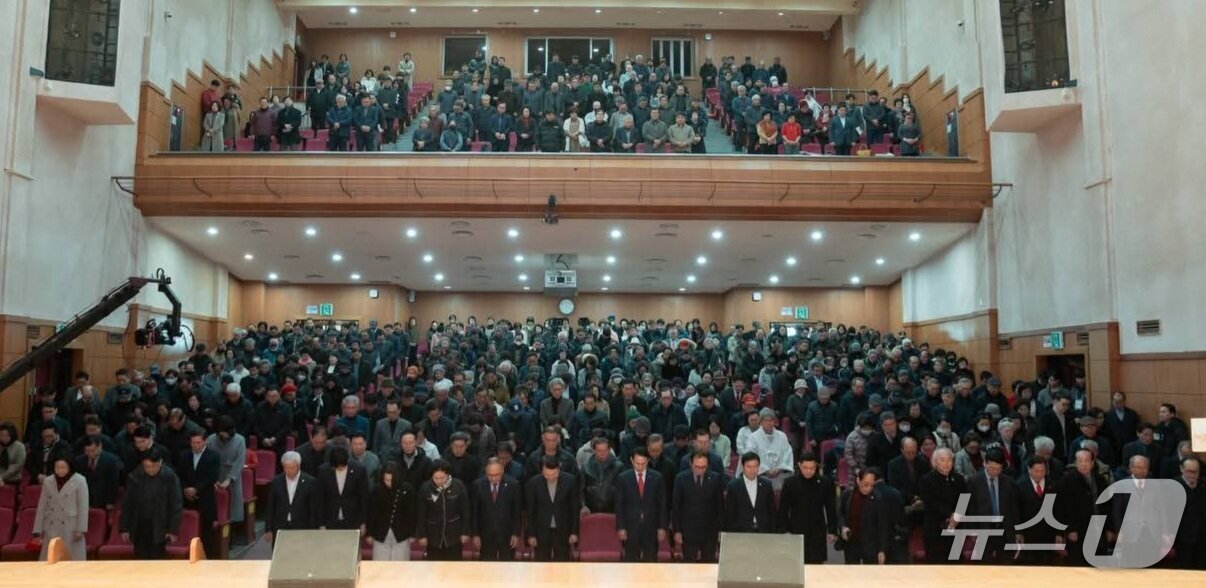 본문 이미지 - 이완섭 서산시장 북 콘서트를 축하하기 위해 서산시문화회관 대강당을 가득 메운 시민들 모습(이 시장 페이스북 캡처. 재판매 및 DB금지)2026.2.2/뉴스1