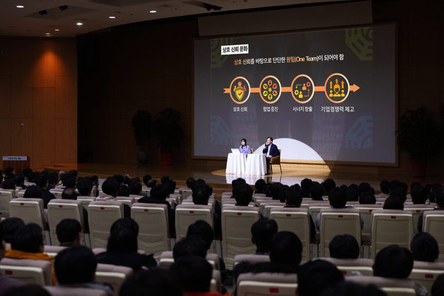 정철동 LGD 사장 "4년 만 턴어라운드 임직원 덕분…더 큰 성과 창출할 것"