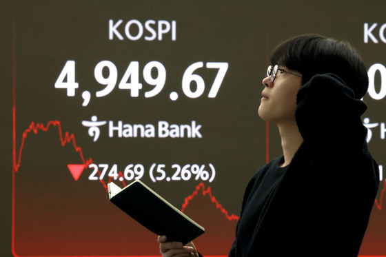 [뉴스1 PICK]'워시 효과'에 증시 '검은 월요일'…금·은·코인 가격도 급락