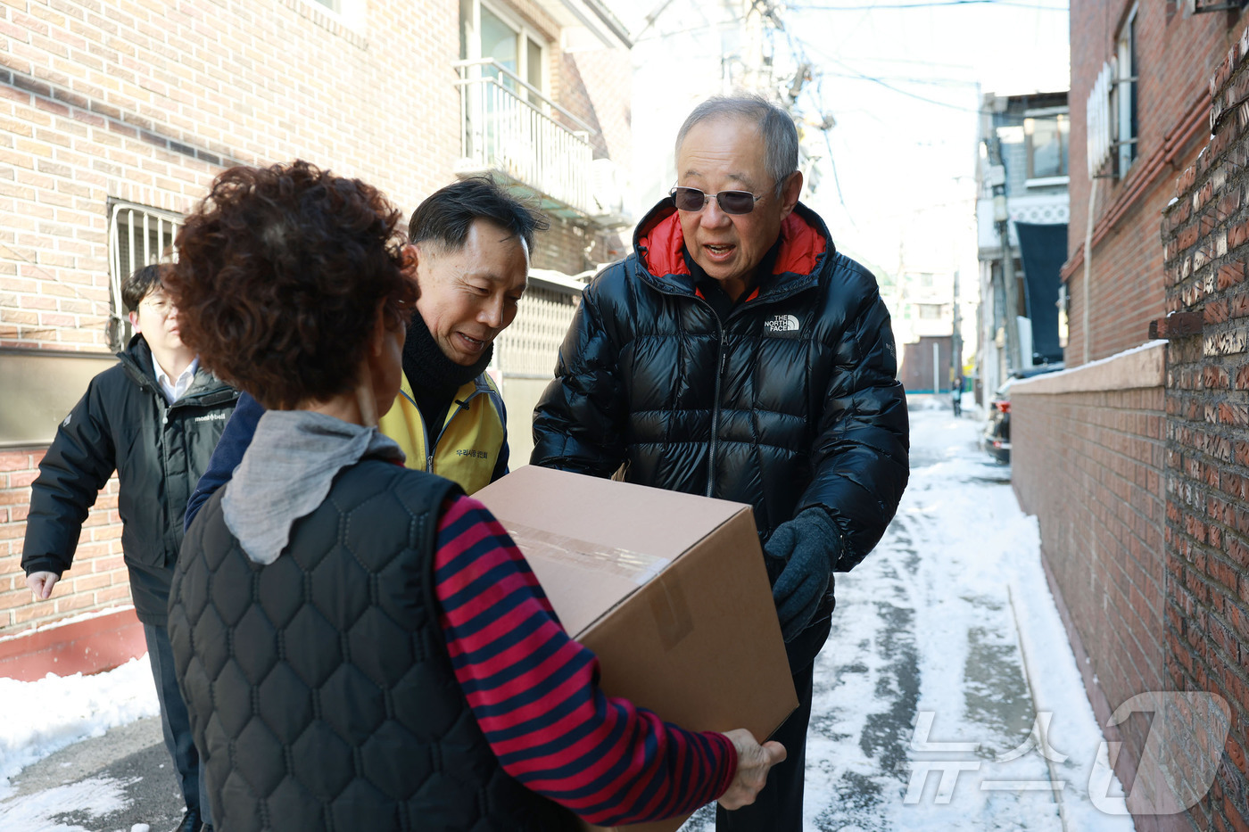 (서울=뉴스1) = 류진 한국경제인협회 회장이 2일 서울 영등포구 대림동 우리 시장을 방문해 설 명절을 앞두고 전통시장에서 물품을 구매하고 직접 마련한 설 꾸러미를 취약계층 가정에 …