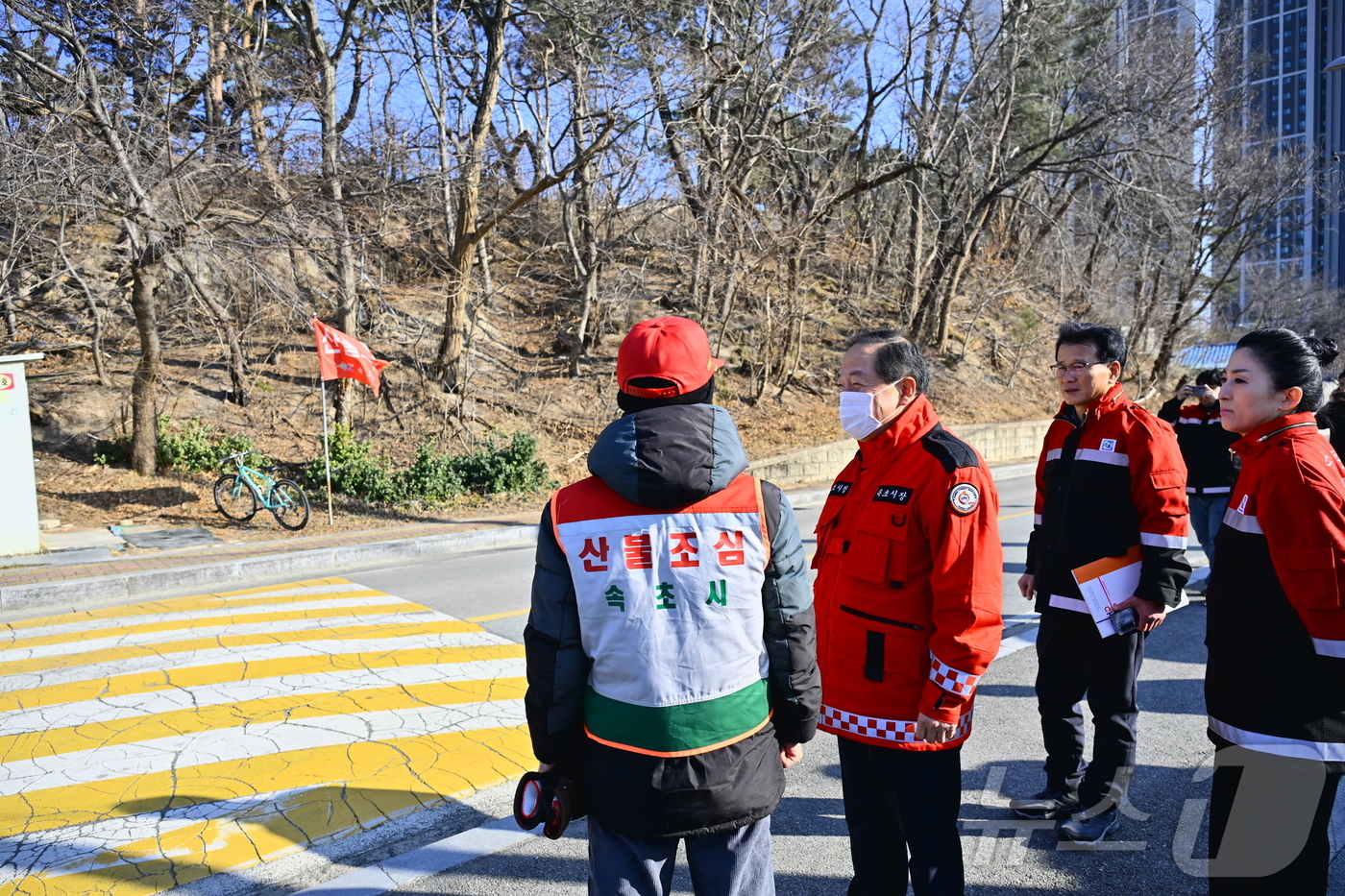 (속초=뉴스1) 윤왕근 기자 = 이병선 강원 속초시장이 2일 지역 산불대응센터와 감시초소를 방문해 현장 대응 상황을 점검하고 있다. 이 시장은 이날 산불 예방 활동 강화와 초기 진 …