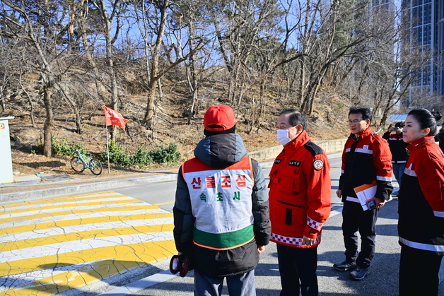 산불 취약지 둘러보는 속초시장