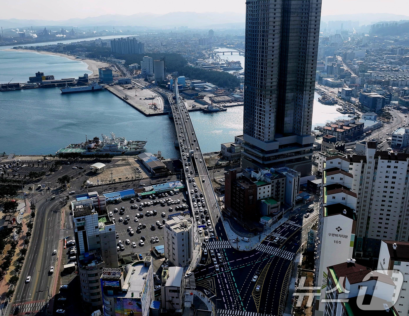 (포항=뉴스1) 최창호 기자 = 2일 오후 경북  포항시 송도동(송도해수욕장)과 북구 항구동(영일대해수욕장)을 연결하는 해오름대교가 개통되자 차량들이 줄지어 이동하고 있다. 202 …