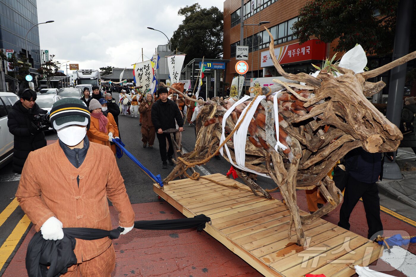 본문 이미지 - 제주 새봄맞이 전통축제 '탐라국 입춘굿' 첫날인 2일 오후 제주시 관덕정 일대에서 축제의 하이라이트인 '낭쉐몰이'가 펼쳐지고 있다. 나무로 만든 소를 몰고 간다는 뜻의 제주어인 '낭쉐몰이'는 제주에 있었던 옛 나라인 탐라국의 왕이 풍년을 기원하며 입춘날 직접 선보였다던 농경의례를 재현한 것이다. ⓒ News1 오미란 기자