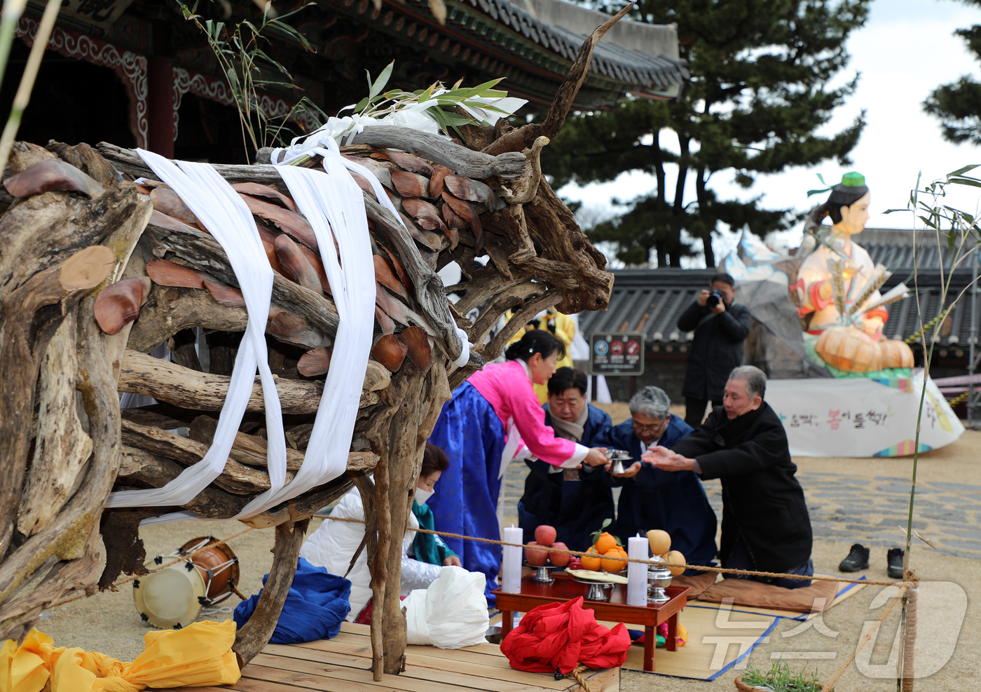 (제주=뉴스1) 오미란 기자 = 제주 새봄맞이 전통축제 \'탐라국 입춘굿\' 첫날인 2일 오후 제주시 관덕정 앞에서 나무로 만든 소를 모시고 한 해 풍년을 기원하며 고사를 지내는 …