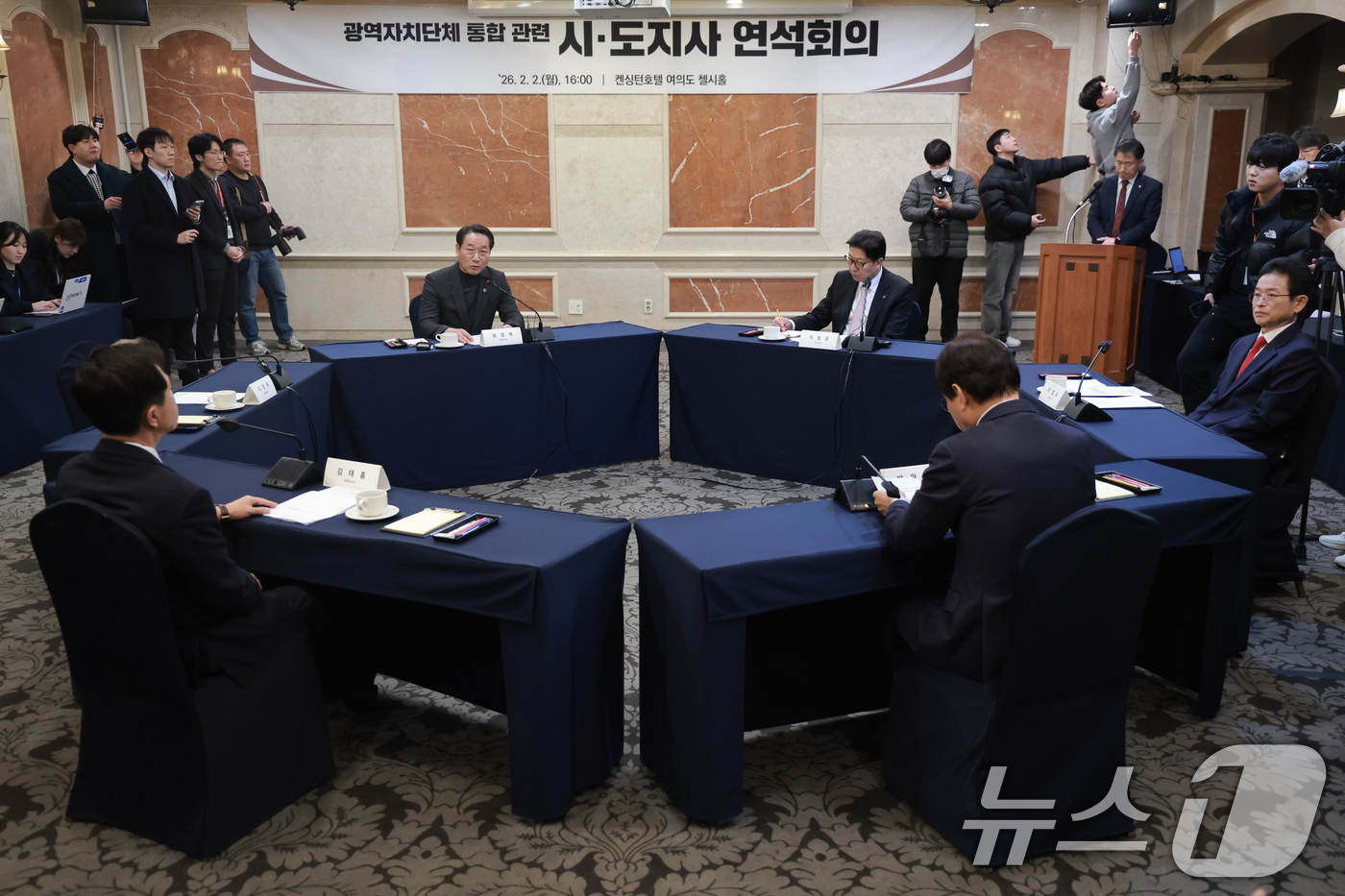 (서울=뉴스1) 김민지 기자 = 유정복 인천시장이 2일 서울 여의도 켄싱턴호텔에서 열린 광역자치단체 통합 관련 시장·도지사 연석회의에 참석해 발언하고 있다. (공동취재) 2026. …