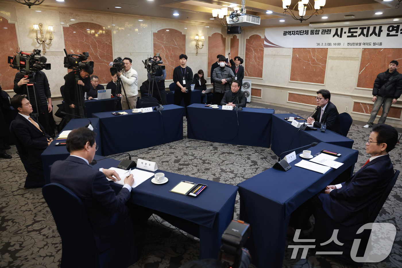 (서울=뉴스1) 김민지 기자 = 박형준 부산시장이 2일 서울 여의도 켄싱턴호텔에서 열린 광역자치단체 통합 관련 시장·도지사 연석회의에 참석해 발언하고 있다. (공동취재) 2026. …