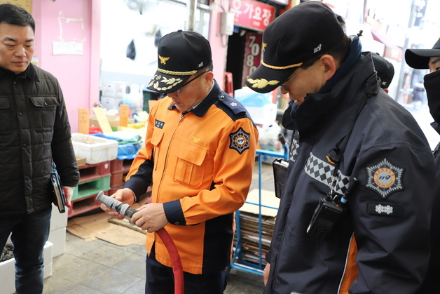 강대훈 경기북부소방본부장, 구리시장서 화재 예방 안전지도