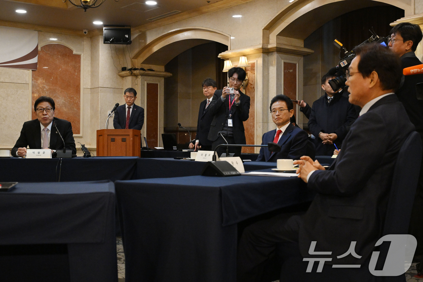 (서울=뉴스1) 김민지 기자 = 박형준 부산시장이 2일 서울 여의도 켄싱턴호텔에서 열린 광역자치단체 통합 관련 시장·도지사 연석회의에 참석해 발언하고 있다. (공동취재) 2026. …