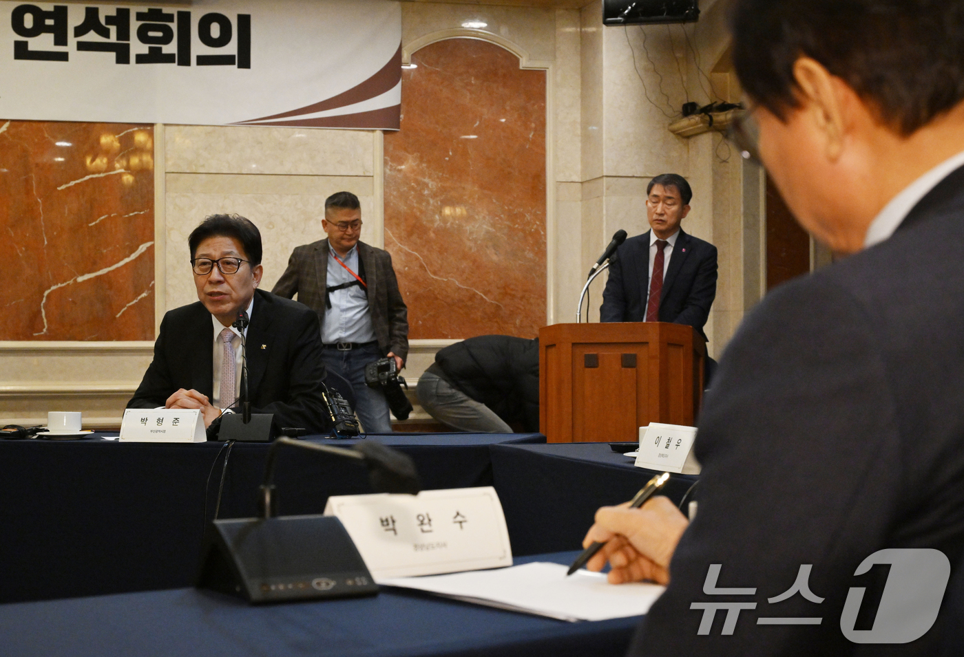 (서울=뉴스1) 김민지 기자 = 박형준 부산시장이 2일 서울 여의도 켄싱턴호텔에서 열린 광역자치단체 통합 관련 시장·도지사 연석회의에 참석해 발언하고 있다. (공동취재) 2026. …