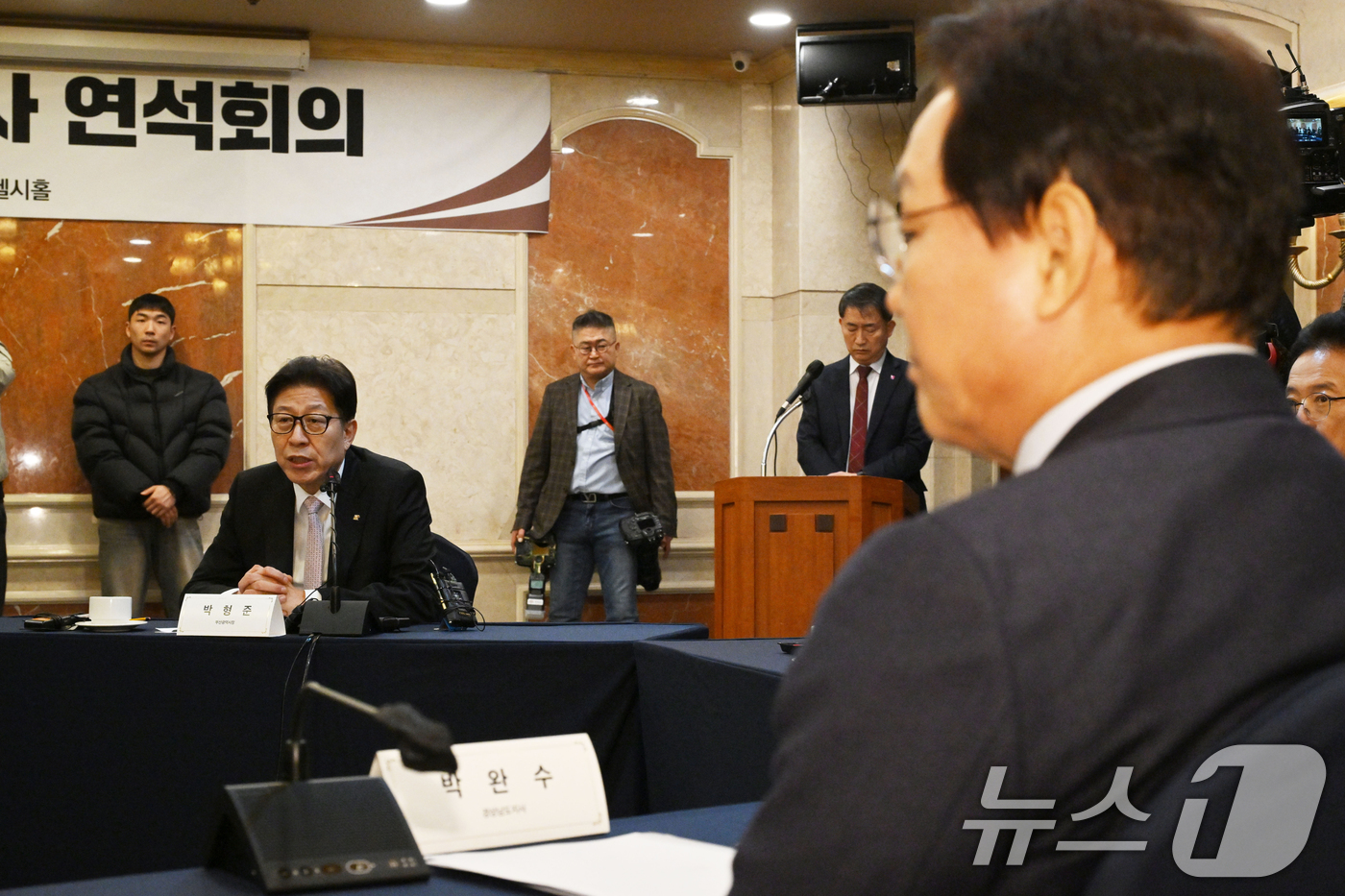 (서울=뉴스1) 김민지 기자 = 박형준 부산시장이 2일 서울 여의도 켄싱턴호텔에서 열린 광역자치단체 통합 관련 시장·도지사 연석회의에 참석해 발언하고 있다. (공동취재) 2026. …