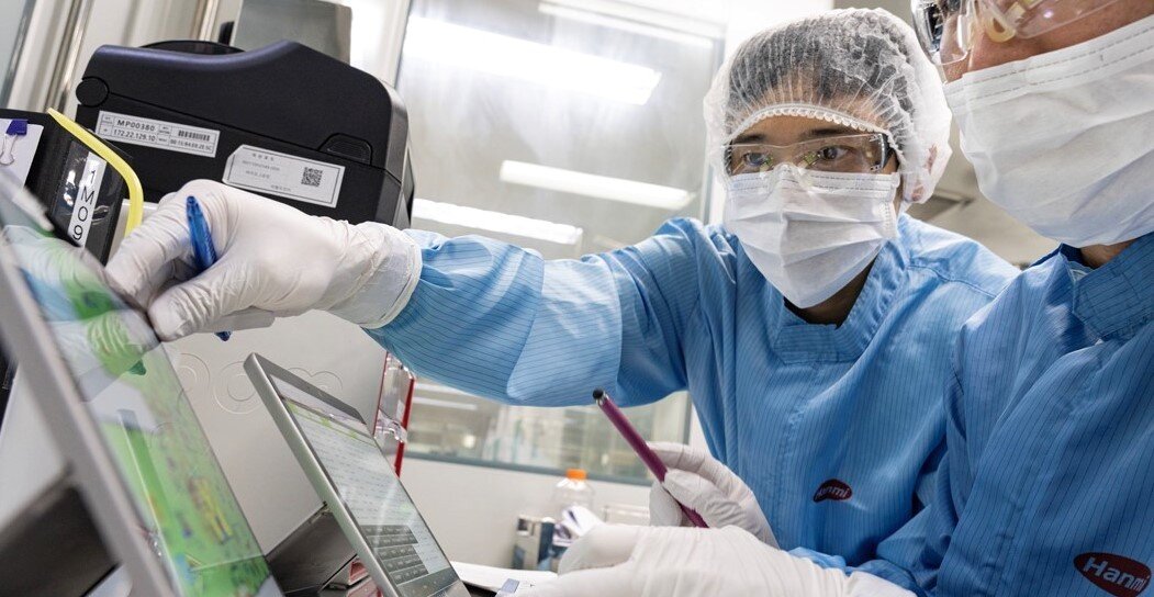 본문 이미지 - 한미약품 바이오 분야 연구원들이 제조공정에 관한 데이터를 확인하면서 연구를 하고 있다.(한미약품 제공)/뉴스1