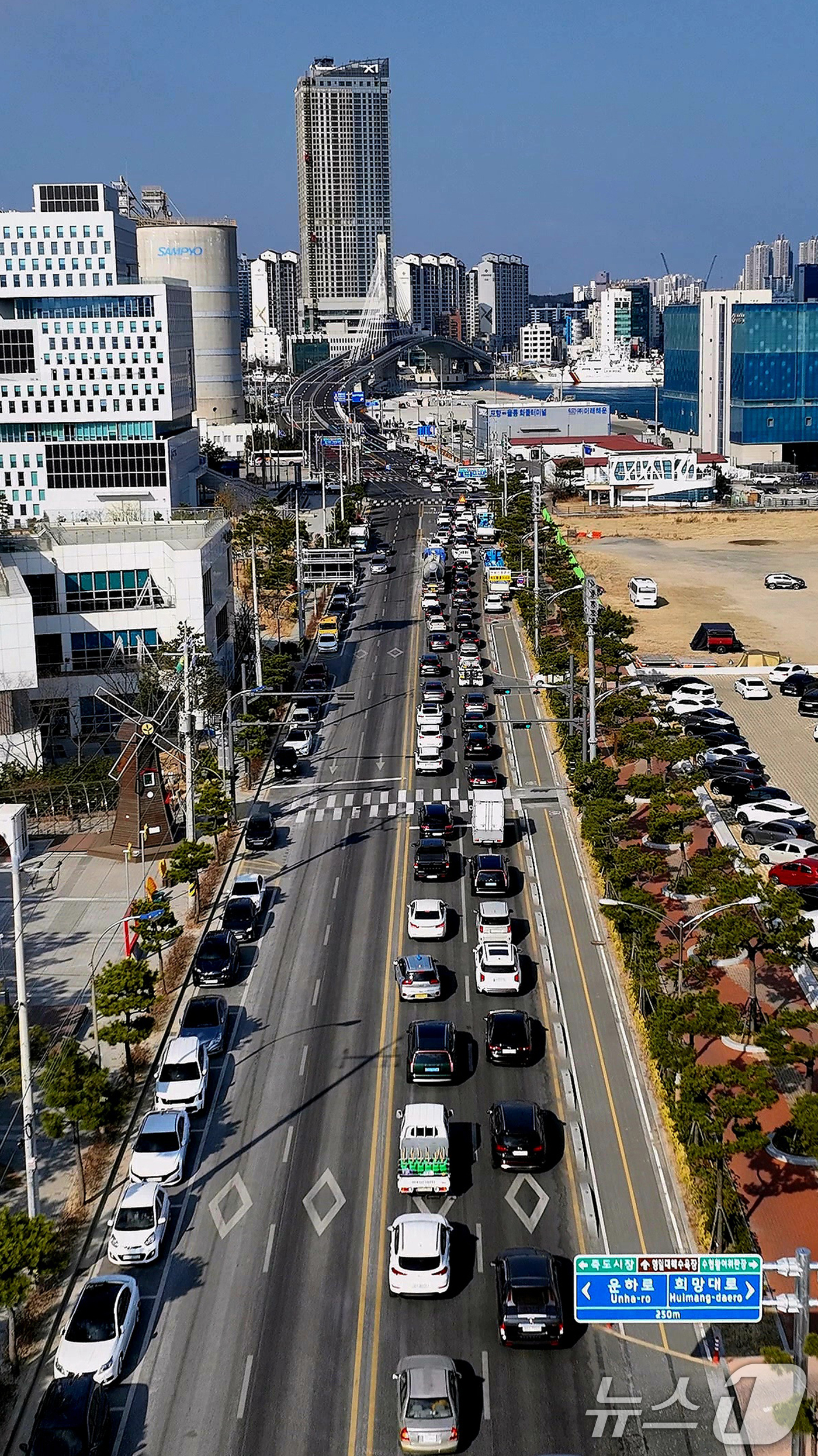 (포항=뉴스1) 최창호 기자 = 2일 오후 경북  포항시 송도동(송도해수욕장)과 북구 항구동(영일대해수욕장)을 연결하는 해오름대교가 개통되자 차량들이 줄지어 이동하고 있다. 202 …
