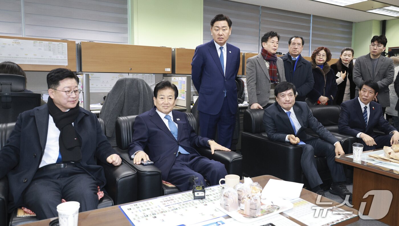 본문 이미지 - 2일 안호영 국회의원의 전주·완주 행정통합 추진 기자회견에 앞서 전북도의회 기자실에서 김관영 전북지사, 정동영 통일부장관, 이성윤 더불어민주당 최고위원, 안호영 의원 등이 이야기를 나누고 있다.(전북도 제공. 재판매 및 DB금지)/뉴스1