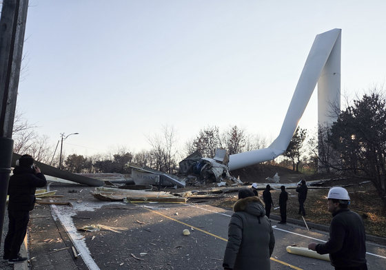 영덕 창포풍력단지서 풍력발전기 1대 도로 덮쳐…인명피해 없어