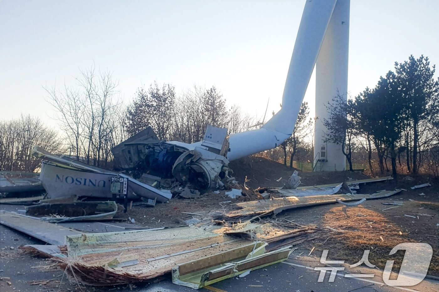 본문 이미지 - 2일 오후 4시41분쯤 경북 영덕군 영덕읍 창포풍력발전단지의 풍력발전기 1기의 기둥 가운데 부분이 꺾이면서 도로를 덮쳤다. 사고 당시 행인이나 차량이 지나지 않아 인명피해는 없었다.(독자 제공, 재판매 및 DB금지) 2026.2.2/뉴스1 ⓒ News1 최창호 기자
