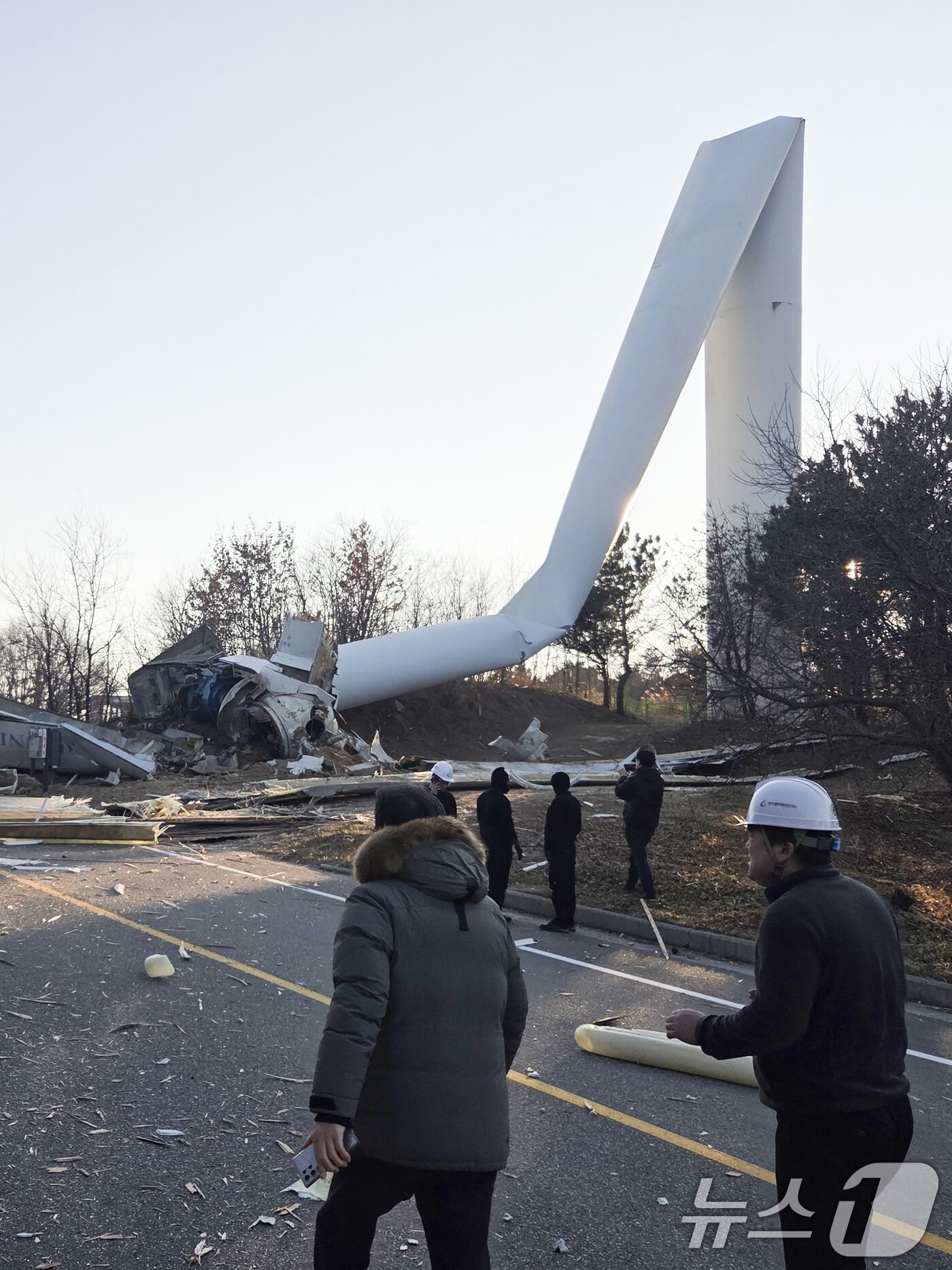 본문 이미지 - 2일 오후 4시42분쯤 경북 영덕군 영덕읍 창포풍력발전단지의 풍력발전기 1기가 넘어져 부서진 잔해물이 도로에 흩어져 있다. 영덕군과 소방당국은 도로를 차단하고 사고 수습에 들어갔다.(독자 제공, 재판매 및 DB금지) ⓒ News1 최창호 기자