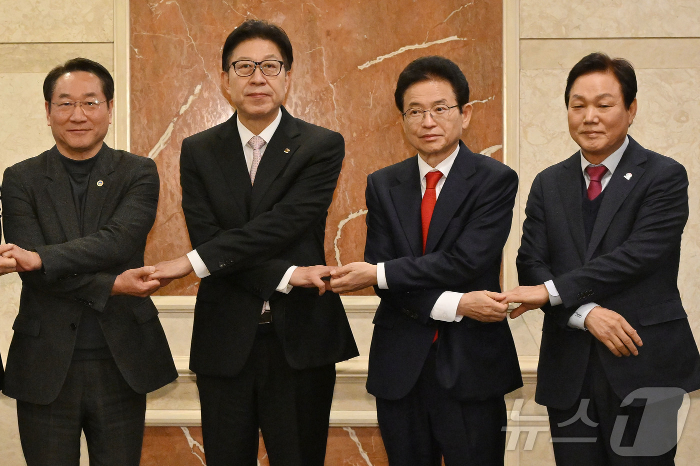 (서울=뉴스1) 김민지 기자 = 시도지사협의회장인 유정복 인천시장을 비롯한 광역단체장이 2일 서울 여의도 켄싱턴호텔에서 열린 광역자치단체 통합 관련 시장·도지사 연석회의에서 기념촬 …